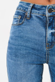 Jean tiro alto jegging azul claro con desgastes sutiles