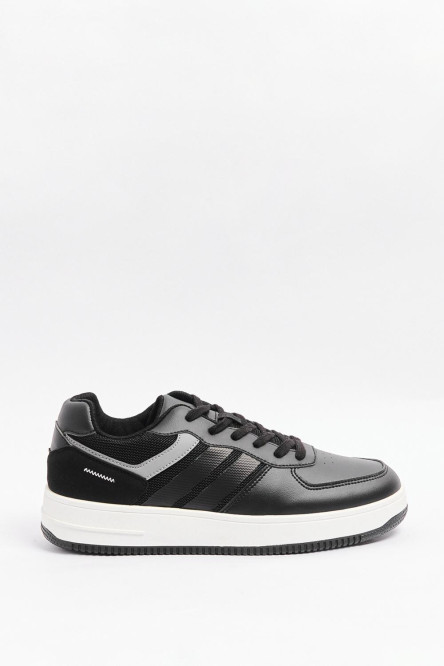 Tenis negros casuales con contrastes y suelas planas