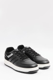 Tenis negros casuales con contrastes y suelas planas