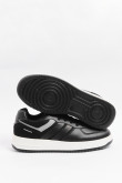 Tenis negros casuales con contrastes y suelas planas