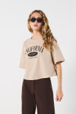 Camiseta oversize kaki crop top con diseño college