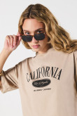 Camiseta oversize kaki crop top con diseño college