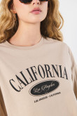 Camiseta oversize kaki crop top con diseño college