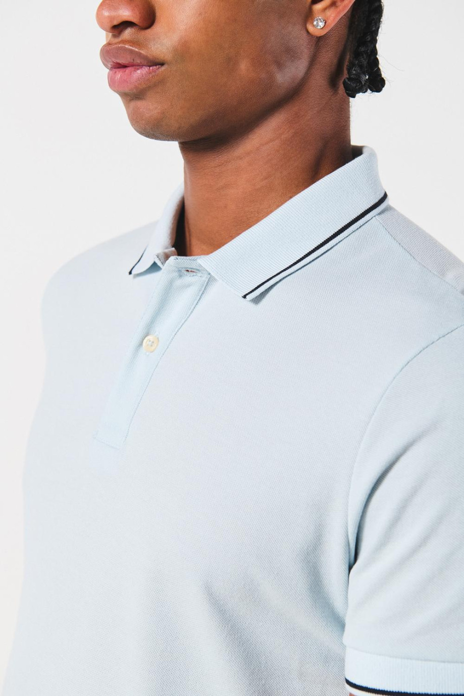 Camiseta unicolor tipo polo manga corta con botones