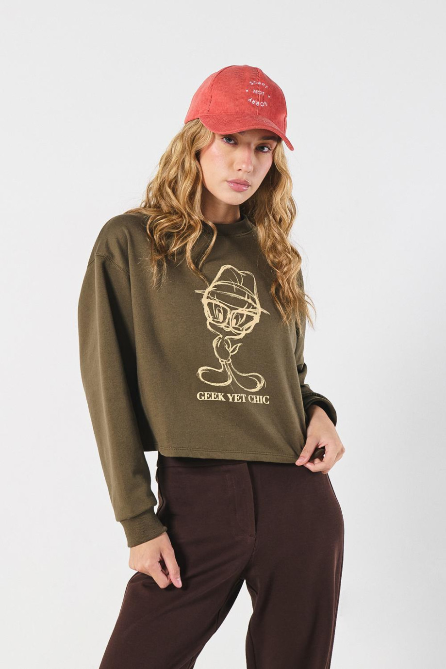 Buzo verde oscuro crop top con diseño de Looney Tunes