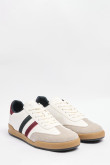 Tenis blancos casuales con contrastes y suelas planas