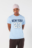 Camiseta college de NY azul clara con cuello redondo