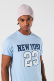 Camiseta college de NY azul clara con cuello redondo