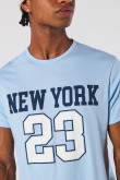 Camiseta college de NY azul clara con cuello redondo