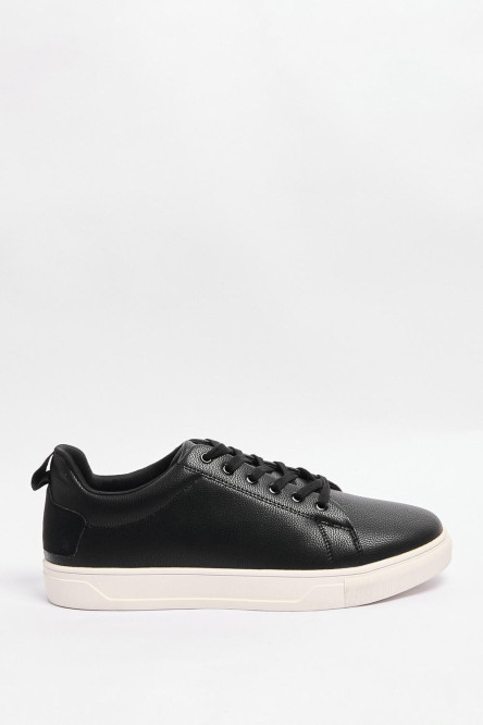 Tenis casuales negros con suelas planas blancas