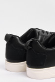 Tenis casuales negros con suelas planas blancas