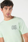 Camiseta cuello redondo verde con arte college numérico