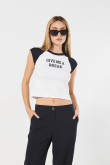 Camiseta crop top crema college en rib con manga ranglan