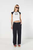 Camiseta crop top crema college en rib con manga ranglan