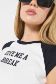 Camiseta crop top crema college en rib con manga ranglan