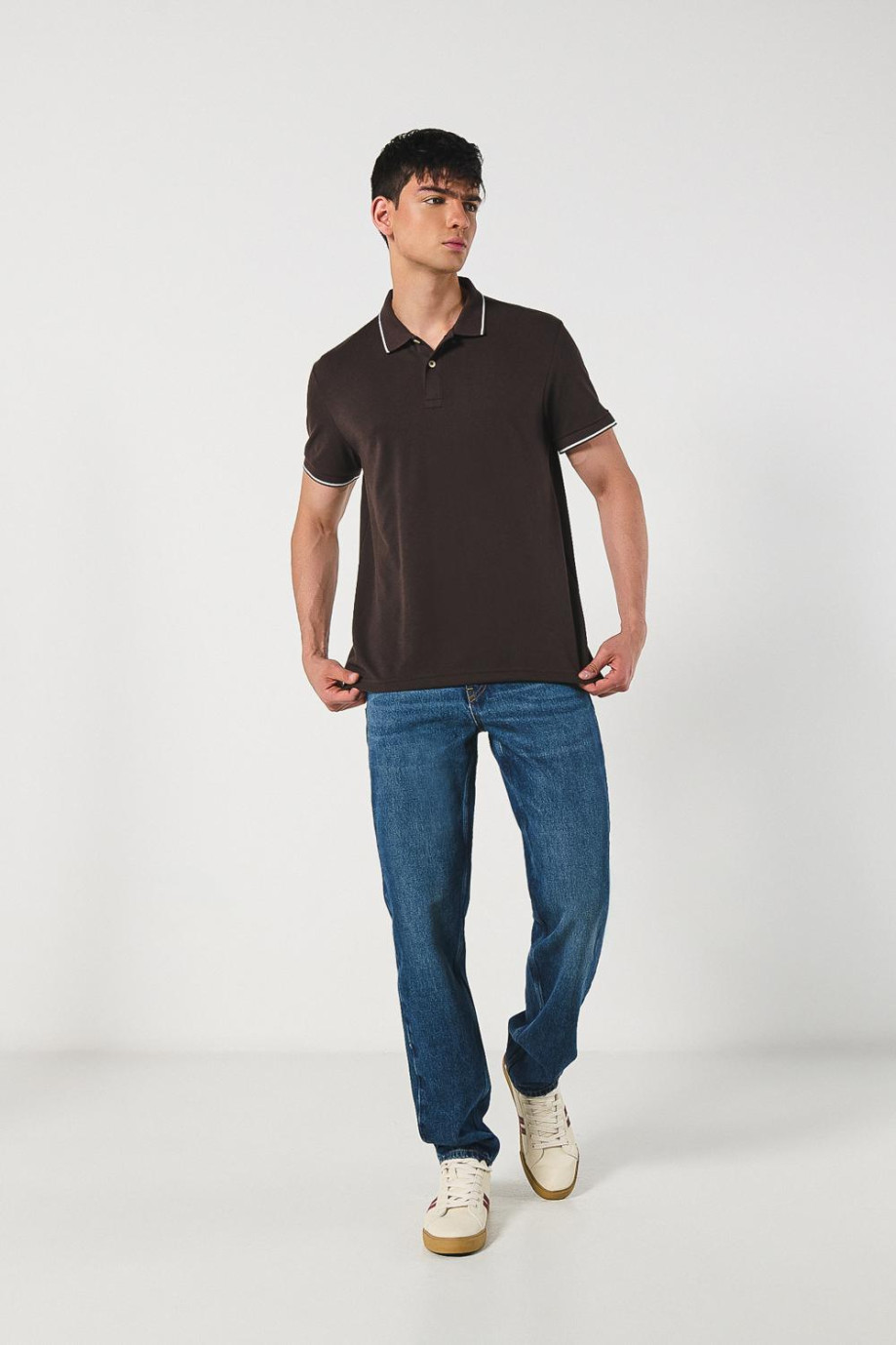 Camiseta unicolor tipo polo manga corta con botones