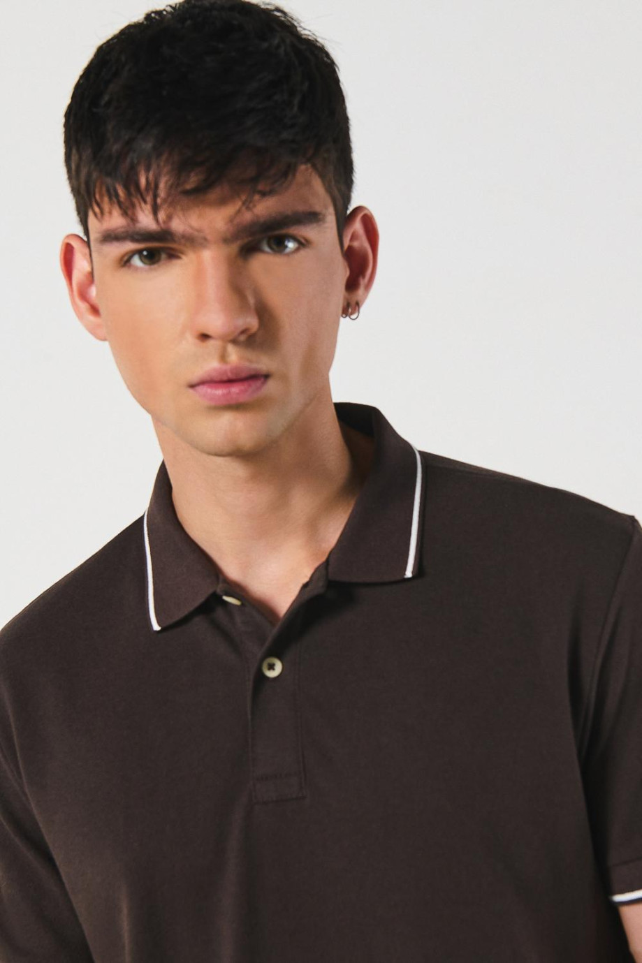 Camiseta unicolor tipo polo manga corta con botones