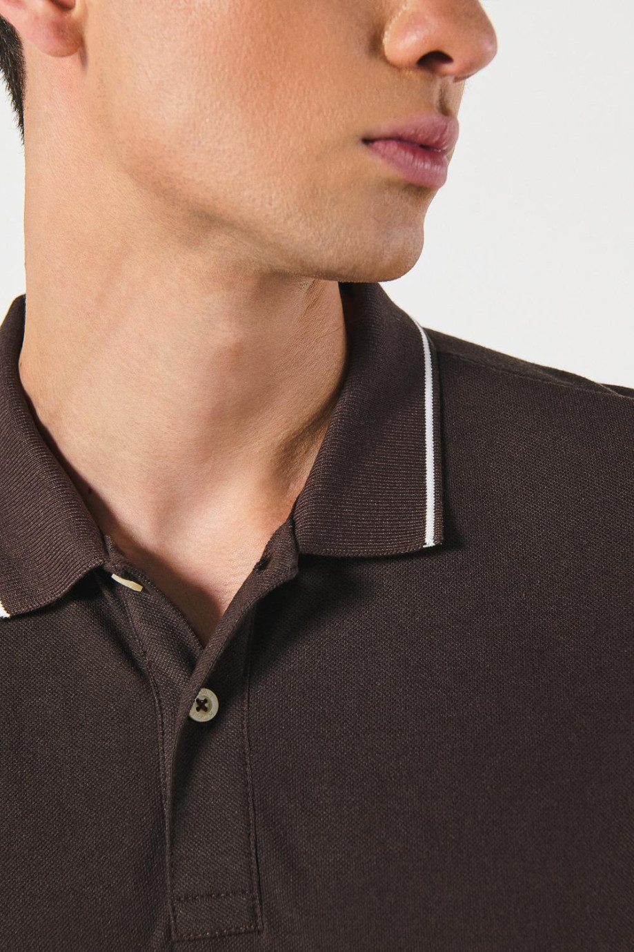 Camiseta unicolor tipo polo manga corta con botones