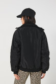 Chaqueta bomber unicolor con cuello alto y bolsillos