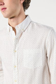Camisa crema clara manga larga con estampados en mini print