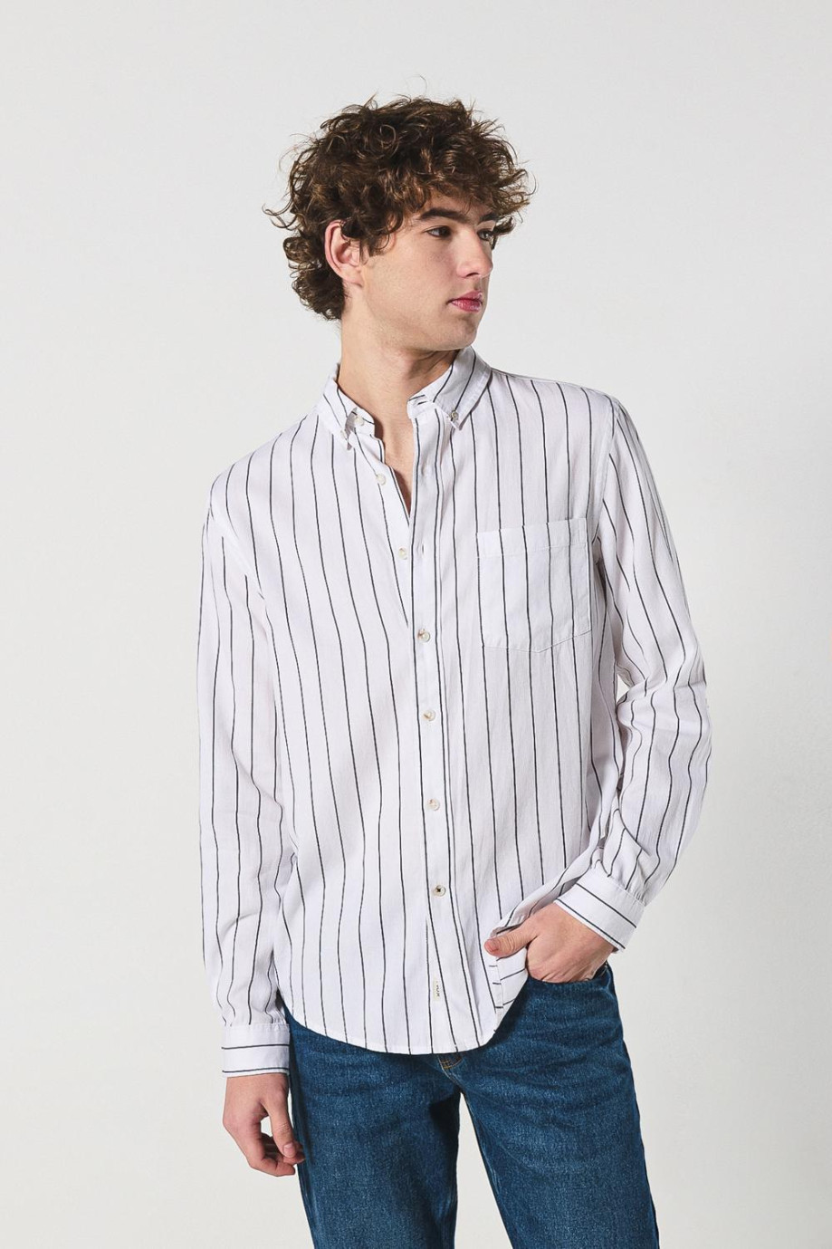 Camisa manga larga unicolor a rayas con cuello button down