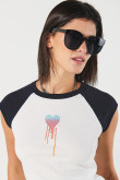 Camiseta crema manga ranglan corta con corazón estampado