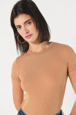 Camiseta unicolor con texturas acanaladas y cuello redondo