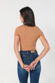 Camiseta unicolor con texturas acanaladas y cuello redondo