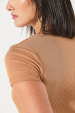 Camiseta unicolor con texturas acanaladas y cuello redondo
