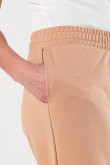 Pantalón jogger unicolor bota recta con bolsillos laterales