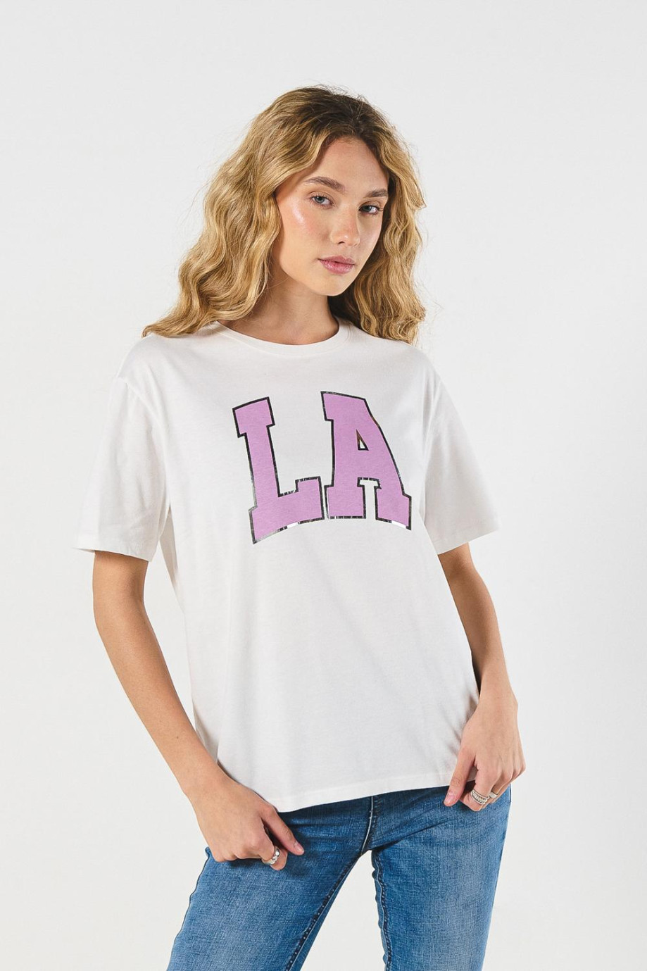 Camiseta para mujer manga corta, blanca, hombro rodado, estampado en frente estilo College.