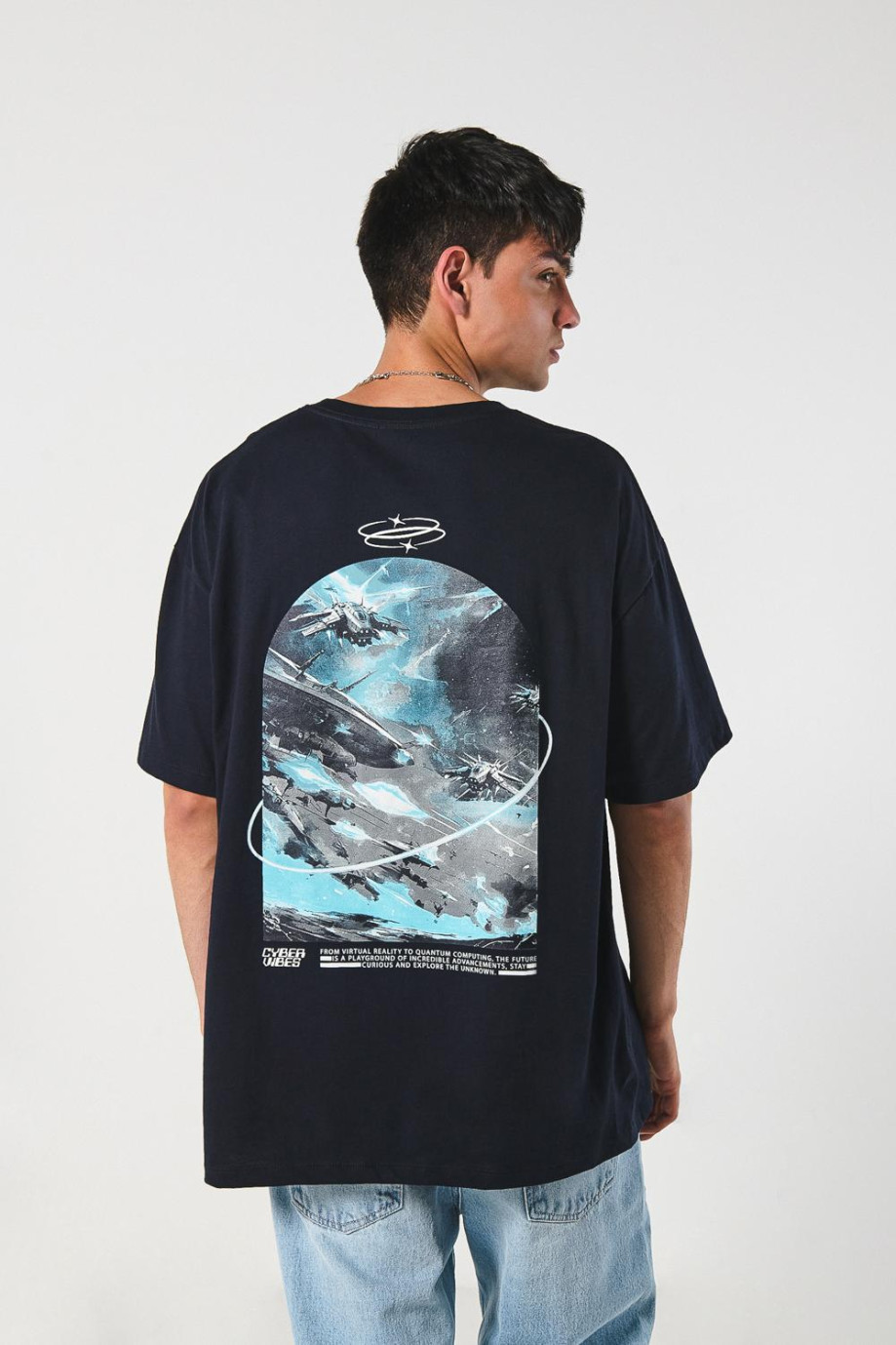 Camiseta azul oversize con diseños futuristas y manga corta