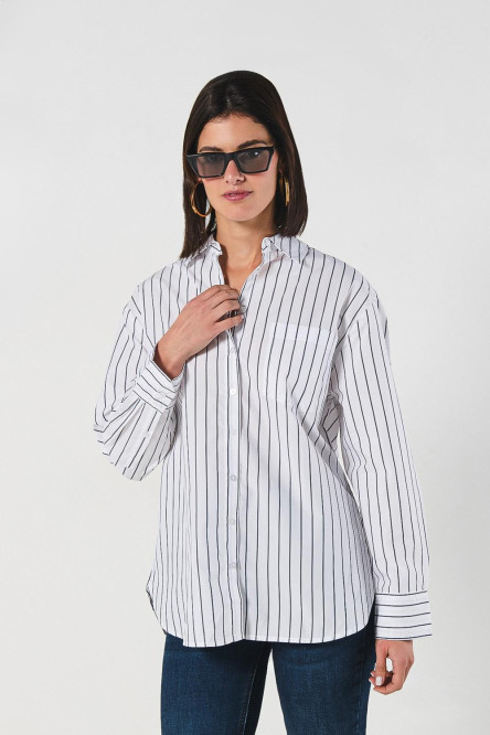 Blusa manga larga unicolor oversize a rayas con bolsillo