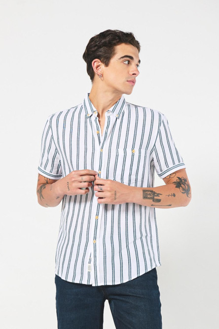 Camisa unicolor con cuello button down y diseños de rayas