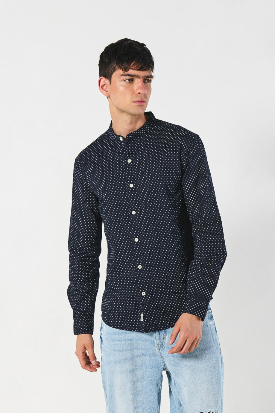 Camisa cuello nerú azul oscura con estampados de mini print