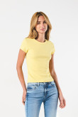 Camiseta para mujer unicolor manga corta cuello redondo, fit slim en tela acanalada