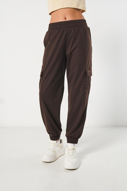 Pantalón unicolor cargo jogger con bolsillos laterales