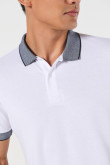 Camiseta unicolor polo con puños y cuello en contraste