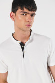 Camiseta unicolor polo con cuello nerú y manga corta