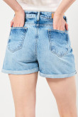 Short en jean azul claro con botones y tiro alto