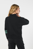 Buzo oversize cuello alto negro con estampado college