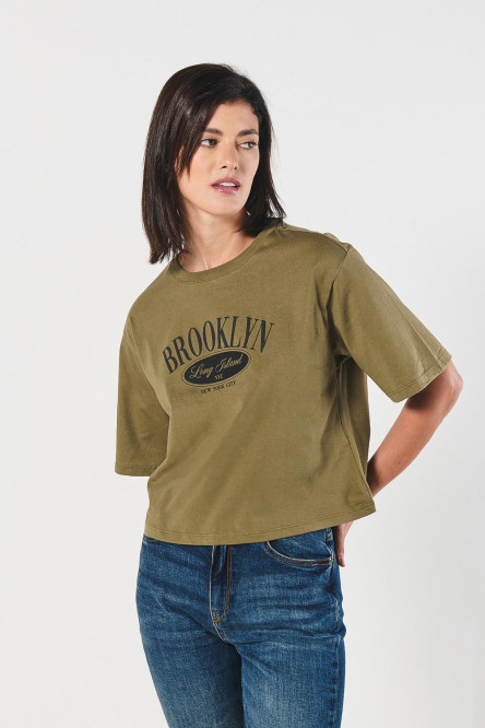 Camiseta crop top oversize verde con estampado college