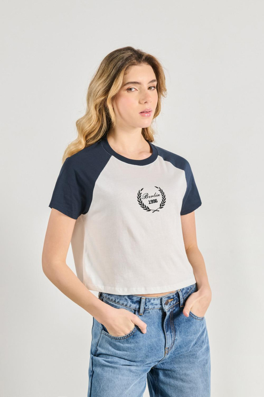 Camiseta ranglan manga corta femenina con arte en el frente tipo college