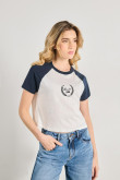 Camiseta ranglan manga corta femenina con arte en el frente tipo college