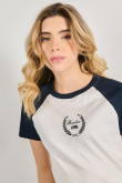 Camiseta ranglan manga corta femenina con arte en el frente tipo college