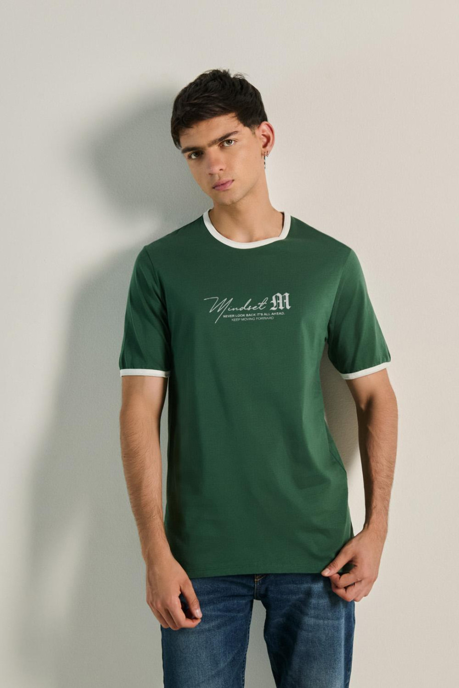 Camiseta puño y cuello contraste masculina con arte tipo college