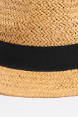 Sombrero masculino de silueta fedora, elaborado en fique sintético trenzado con adorno en contorno, ideal para  todas tu salidas