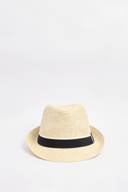 Sombrero panamá en crema con adorno en contorno.