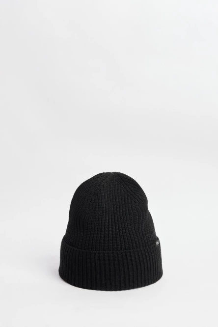 Gorro tejido unicolor con marquilla en frente