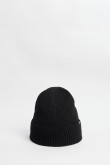 Gorro tejido unicolor con marquilla en frente